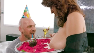 Ella Knox gets her big tits worshipped by Johnny Sins