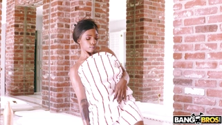 Sarah Banks caught her stepbro jerking on her pictures