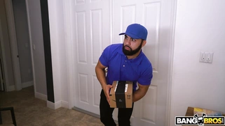 Lexi Luna caught the delivery guy spying on her