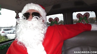 Amateur girl Mia Monroe gets a Christmas gift in a fuckin' box