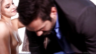 Cute bimbo Nikki Peach shows off her cock sucking skills