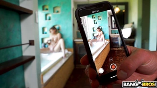 Jessa Rhodes is playing with her pussy in the bathtub