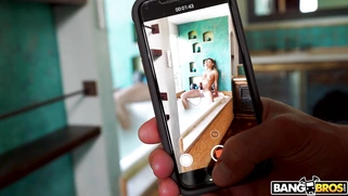 Jessa Rhodes is playing with her pussy in the bathtub