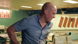 Valerie Kay seduces the fiance Sean Lawless