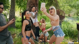 Paige Owens is sucking Small Hands' cock outdoors