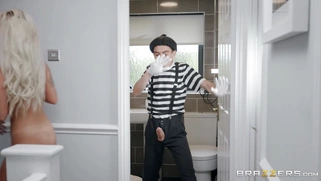 Blonde Brooklyn Blue gives masterful blowjob to Jordi