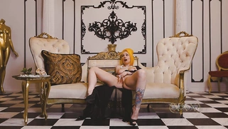 Una Solitaire in sexy lingerie and high heels is masturbating