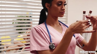 Blonde Kiara Cole shakes her ass on the big boner