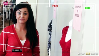 Angelina Valentine drops down to take a nice facial finish