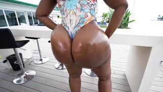 Victoria Cakes shows off her giant butt outdoors