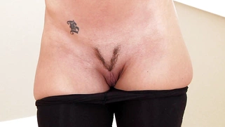 Savannah Fox showing her trimmed cunt and shaking her butt