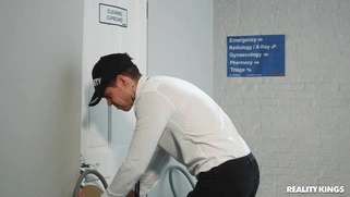 Bigtit Brooklyn Blue slides her shaved pussy on the hard dick