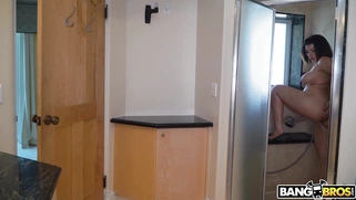 Valentina Jewels is playing with her pussy in the shower