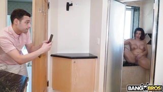 Valentina Jewels is playing with her pussy in the shower