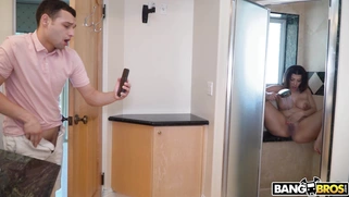 Valentina Jewels is playing with her pussy in the shower