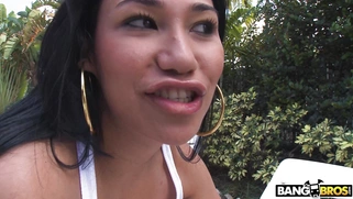 Amateur Alicia is fingering her pussy on the sunbed