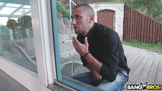 Veronica Leal is working out at the gym