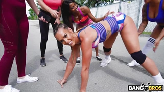 Kelsi Monroe shakes, bounces and twerks her amazing butt