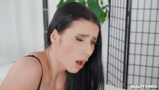 Nelly Kent shakes her ass on the black anaconda