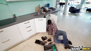 Victoria Cakes takes the bath and shows off her huge ass