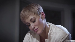 Khloe Kapri shakes her ass on Tommy Gunn's hard cock