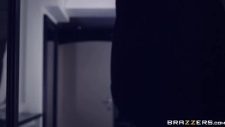 Kiki Minaj discovers she's being robbed and decides to seduce the burglar