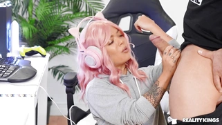 Paisley Paige gives nice blowjob to Xander Corvus