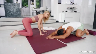 Lulu Love and Renato do yoga