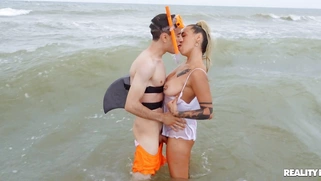 Lola Emme is sucking Jordi's cock in the ocean