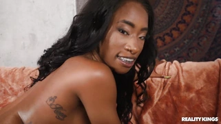 Tattooed Mini Stallion shakes her ass on the enormous dick