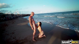 Roma Amor is sucking Potro De Bilbao's cock