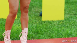 MILF Rachel Starr is posing outdoors