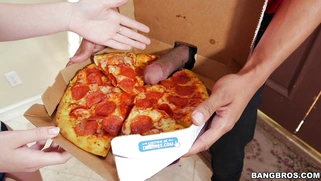 Joseline Kelly worshipped the pizza delivery guy's big black cock