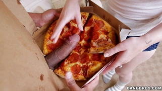 Joseline Kelly worshipped the pizza delivery guy's big black cock