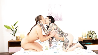 Sexy stepmom and her stepteen squirt together