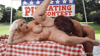 Kate Dee got her pussy eaten by Roxie Sinner