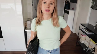 Cumin4d is dildoing her pussy and ass