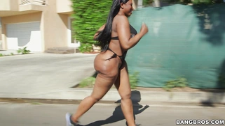 Victoria Cakes working out as her giant chocolate ass jiggling