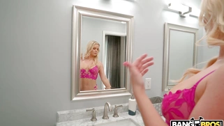 Vic Marie gets her feet worshipped by Johnny Love