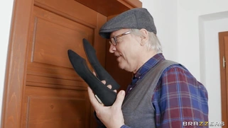 Taylee Wood gets fucked by Sam Bourne standing