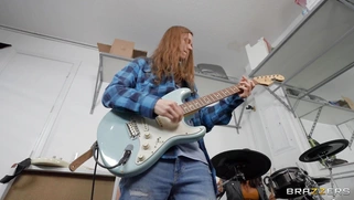 Busty Ashlyn Peaks is dildoing her pussy