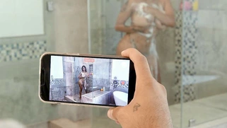 Paris The Muse takes the shower