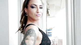 Spanish brunette Medusa flaunts her ass in tight shorts
