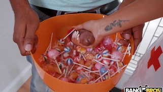 Amateur Skyla Sun is sucking Jay Bangher's BBC