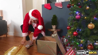 Roxie Sinner and Ashlyn Peaks play lesbo games