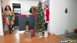 Roxie Sinner and Ashlyn Peaks play lesbo games