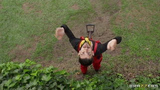 Sara Retali and Sara Diamante play lesbo games on the sunbed