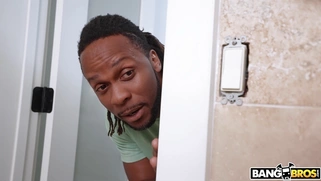 Penelope Woods is dildoing her ass in the shower