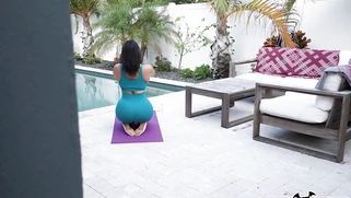 Ashlyn Peaks gets her big natural tits worshipped poolside