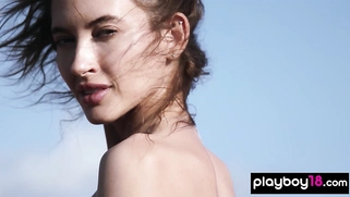 Sexy muse reveals her tits in the desert